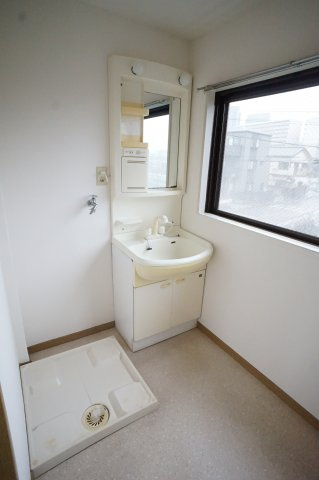 グランドヴィラ・アサヒの独立洗面台|朝の支度にも助かる、独立の洗髪洗面化粧台