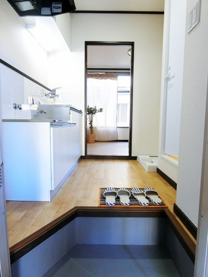 【玄関】 | ジュネスハイツA | 玄関から室内への景観です！キッチンの奥に洋室6帖のお部屋があります♪