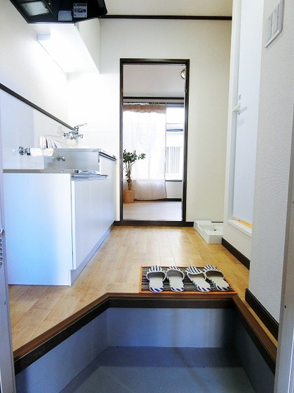 【玄関】 | ジュネスハイツA | 玄関から室内への景観です！キッチンの奥に洋室6帖のお部屋があります♪