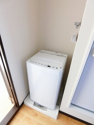 【展望】 | ジュネスハイツA | キッチンスペースにある洗濯機置き場です！防水パンが付いているので万が一の漏水にも安心♪