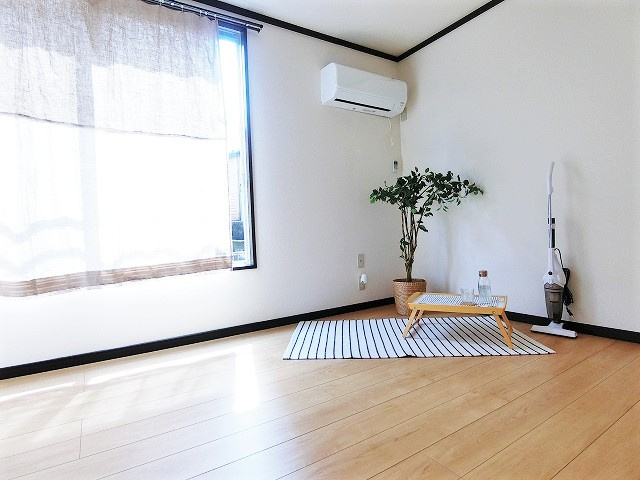 【洋室】 | ジュネスハイツA | 南西向き洋室6帖の角部屋です！エアコン付きで1年中快適に過ごせますね☆