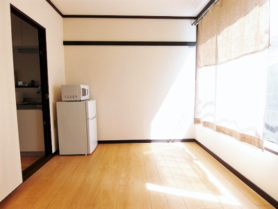 【寝室】 | ジュネスハイツA | 南西向き洋室6帖☆クローゼットが付いています♪お洋服の多い方もお部屋が片付いて快適に過ごせますね♪
