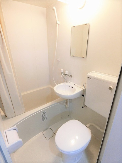【浴室】 | ジュネスハイツA | ユニットバスでお掃除らくらく☆浴室内に洗面台・トイレ付きです♪