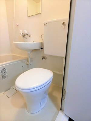 【トイレ】 | ジュネスハイツA | バスルームにあるトイレです！水廻りのお掃除が一気にできちゃいますね☆