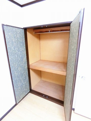 【収納】 | ジュネスハイツA | 洋室6帖のお部屋にあるクローゼットです♪お洋服もしわにならず、キレイに収納できます☆