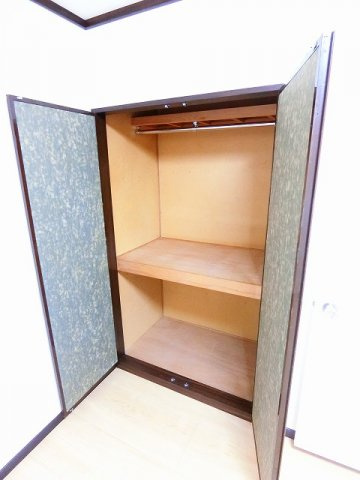 【収納】 | ジュネスハイツA | 洋室6帖のお部屋にあるクローゼットです♪お洋服もしわにならず、キレイに収納できます☆
