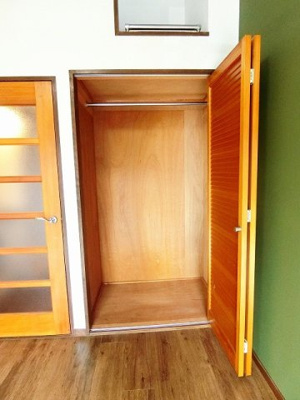 【収納】 | シャインヒルズ向ヶ丘 | 洋室6帖のお部屋にあるクローゼットです♪大切なお洋服もしわにならないようにハンガーがけができます☆