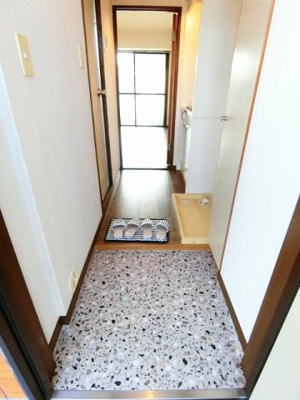 【玄関】 | シャインヒルズ向ヶ丘 | 玄関から室内への景観です！キッチンの奥に洋室6帖のお部屋があります♪