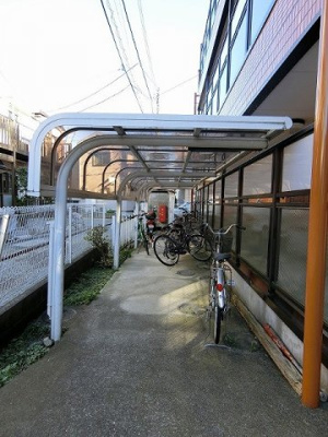 【その他共用部分】 | シャインヒルズ向ヶ丘 | 屋根付きの駐輪場で雨が降っても大切な自転車が濡れなくてすみますね♪駅まで自転車もおすすめです！