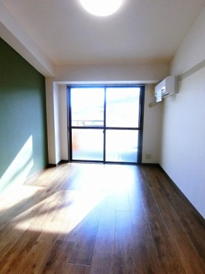 【洋室】 | シャインヒルズ向ヶ丘 | 南向き洋室6帖☆バルコニーに繋がるお部屋は陽当たり良好♪エアコン付きで1年中快適に過ごせますね☆