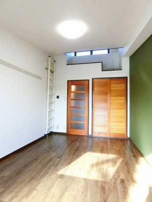 【寝室】 | シャインヒルズ向ヶ丘 | 南向き洋室6帖☆ロフトスペースとクローゼットがあります！グリーンのアクセントクロスが魅力的なお部屋です♪