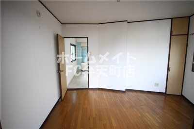 【居間・リビング】 | ボンジュール南市岡 | こちらの居間で趣味の時間をお楽しみください