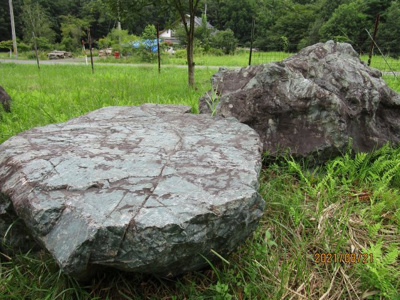【外観】 | 雫石コテージ村売地 | 北海道の日高石　テーブルとしても使用いただけます。