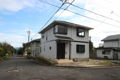 【前面道路含む現地写真】 | 大津市北比良970-175　中古戸建 | 角地の状況がわかる角度