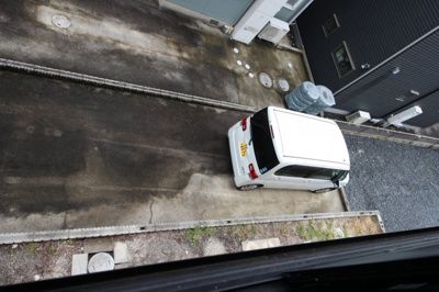 【駐車場】 | 大津市北比良970-175　中古戸建 | 2階から駐車スペースを見下ろす