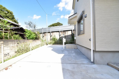 【駐車場】 | 調布市下石原　第2 | 車好きのパパにはうれしい広さのカースペース、休日には自慢の愛車を思う存分メンテナンス。