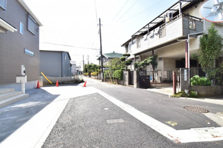 【前面道路含む現地写真】 | 前面道路は閑静な住宅地の通りとなるため、車通りは多くありません。 安心して車庫入れ可能。