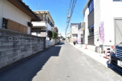 【前面道路含む現地写真】 | 立川市幸町　3期　2号棟 | 最寄り駅から徒歩7分の立地ながら、エントランス前面は車通りも少なく、お子様の通学も安心です。