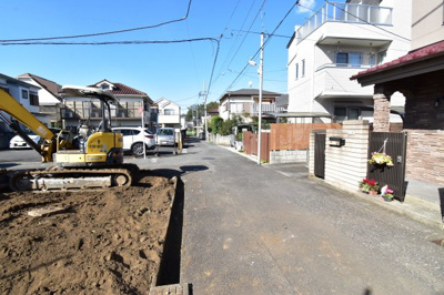 【前面道路含む現地写真】 | 小平小川町第五 | 前面道路は閑静な住宅地の通りとなるため、車通りは多くありません。 安心して車庫入れ可能。