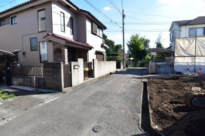 【前面道路含む現地写真】 | 小平小川町第五 | 前面道路は閑静な住宅地の通りとなるため、車通りは多くありません。 安心して車庫入れ可能。