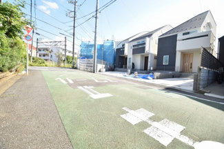 【前面道路含む現地写真】 | 北西側約7.2ｍ公道　車の通行は少なく小さなお子様にも安心の立地です。