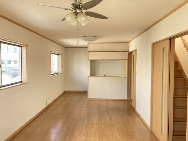 【居間・リビング】 | 堀上町　中古戸建