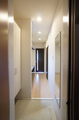 【ロビー】 | コルドニエ戸田公園 | 全身ミラーがありますので、お出かけの際の身だしなみチェックに困りません。