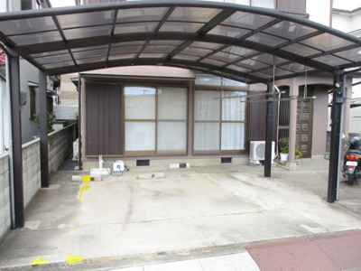 【駐車場】 | 明石市鳥羽中古戸建 | 背の高い車も駐車できます。