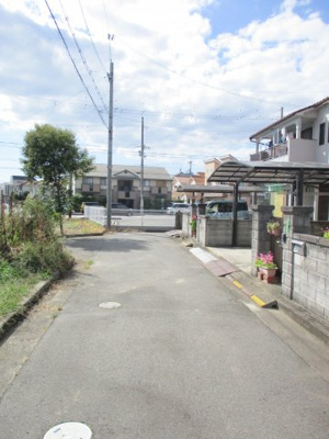 【前面道路含む現地写真】 | 明石市鳥羽売り土地 | 前面棟もなく、開放的です。