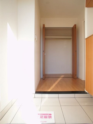 【玄関】 | ポラリスＡ | たくさん収納できるシューズボックスが付いています♪