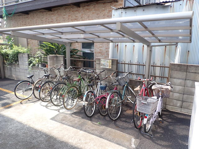 屋根付きの駐輪場。