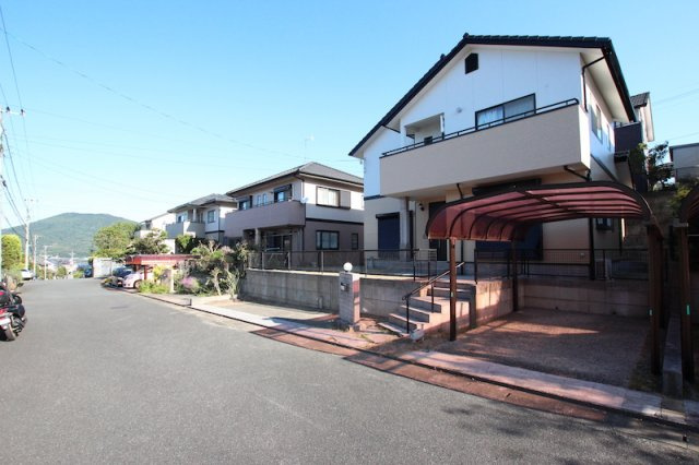 美咲が丘３丁目戸建の前面道路含む現地写真
