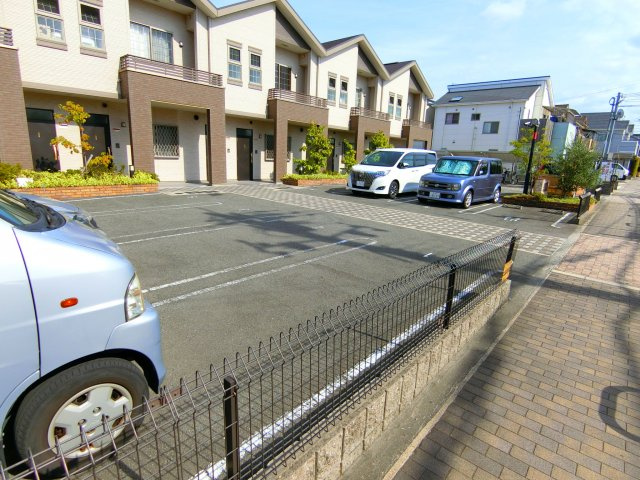 ファミリアの駐車場