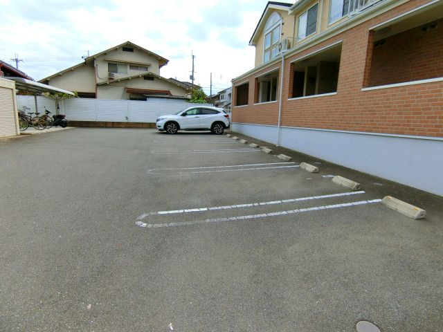 クリプトメリア　アヴェニュ－の駐車場