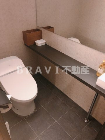 おおきに東心斎橋ビル　BRAVI不動産のトイレ|【おおきに東心斎橋ビル】落ち着いた色調のトイレです