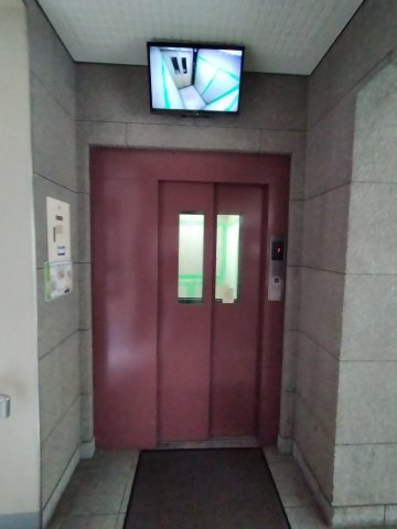 ヒューマンズ京橋弐番館のその他共用部分|エレベーターにはモニタがついており安心です。