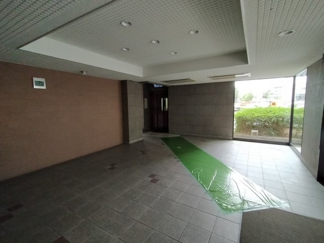 ヒューマンズ京橋弐番館のエントランス|明るく開放感のあるエントランスです。