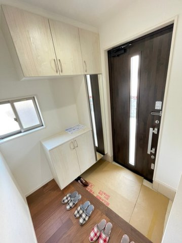 久留米市津福本町の玄関|姿見付きのシューズボックス