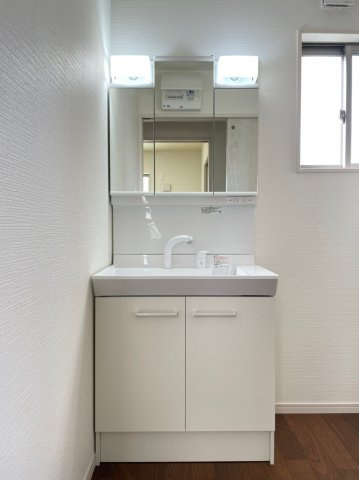 久留米市津福本町の独立洗面台|三面鏡・シャンプードレッサー付の洗面台