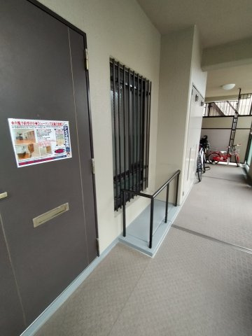 ヒューマンズ京橋弐番館のその他共用部分|玄関前の共用廊下です。窓には格子が付いていて安心ですね♪