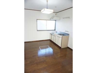 【居間・リビング】 | ロイヤルハイツ | こちらの居間で趣味の時間をお楽しみください