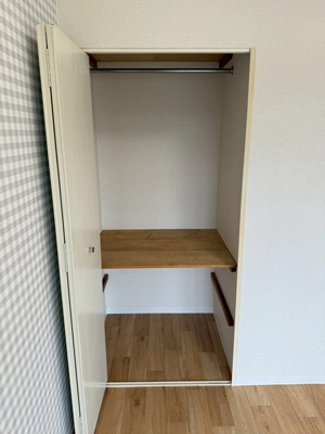 【収納】 | ミングルAP.栗谷三番館 | 玄関から入って右側、洋室4.5帖のお部屋にあるクローゼットです♪洋室のお部屋それぞれにクローゼットがあると便利ですね！