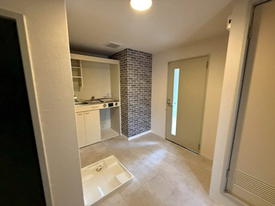 【玄関】 | ミングルAP.栗谷三番館 | 玄関から室内への景観です！キッチンスペースの奥に洋室4.5帖のお部屋が2部屋あります♪