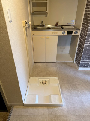 【設備】 | ミングルAP.栗谷三番館 | キッチンスペースにある室内洗濯機置き場です♪防水パンが付いているので万が一の漏水にも安心です！
