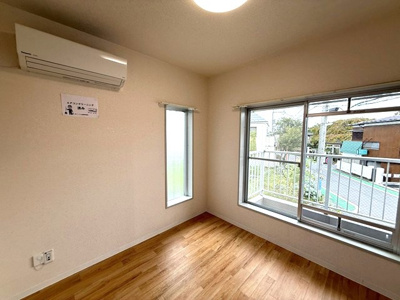 【洋室】 | ミングルAP.栗谷三番館 | 洋室4.5帖☆玄関から入って右側・バルコニーに繋がる角部屋二面採光のお部屋です！エアコン付きで1年中快適に過ごせますね☆