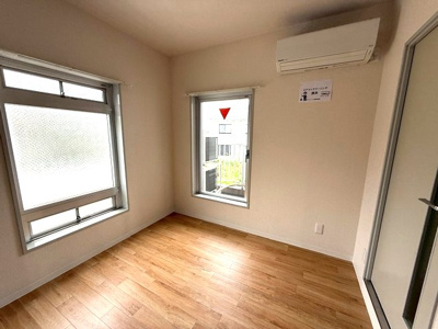 【洋室】 | ミングルAP.栗谷三番館 | 洋室4.5帖☆玄関から入って左側・バルコニーに繋がる角部屋二面採光のお部屋です！こちらのお部屋にもエアコン付き♪書斎・寝室など多用途に使えそうですね♪