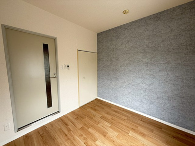 【寝室】 | ミングルAP.栗谷三番館 | 洋室4.5帖☆クローゼットがあります♪お洋服の多い方もお部屋が片付いて快適に過ごせますね♪オシャレなアクセントクロスが魅力的☆