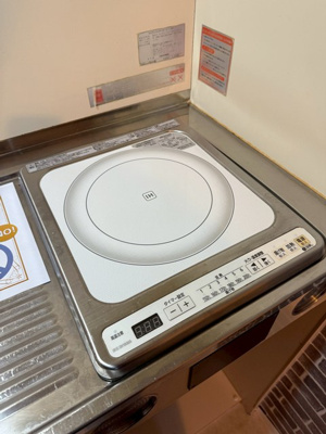 【キッチン】 | ミングルAP.栗谷三番館 | キッチンは1口IHクッキングヒーター☆火を使わないので安心なうえ、お掃除もラクラク♪