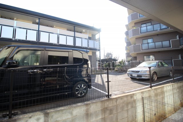 ルミナスクレストの駐車場