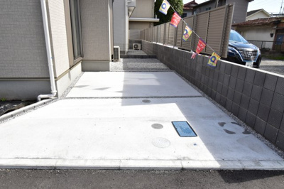 【駐車場】 | 日野市日野　新築分譲住宅 | 車好きのパパにはうれしい広さのカースペース、休日には自慢の愛車を思う存分メンテナンス。
